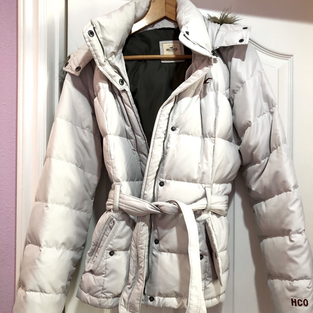 Hollister down feather puffer. Removable faux fur lined hood. Size L